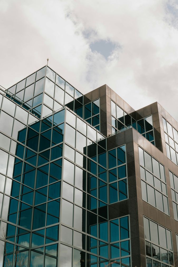 Moderne Industriehalle mit elektrischen Anlagen und Kontrollsystemen